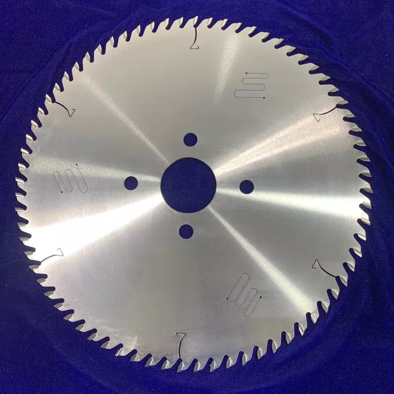 How to adjust the saw blade